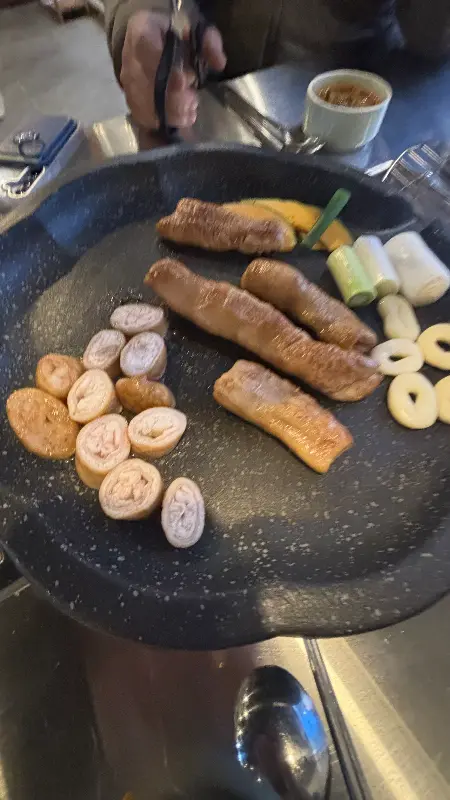 막창을 먹기 좋게 자르는 모습