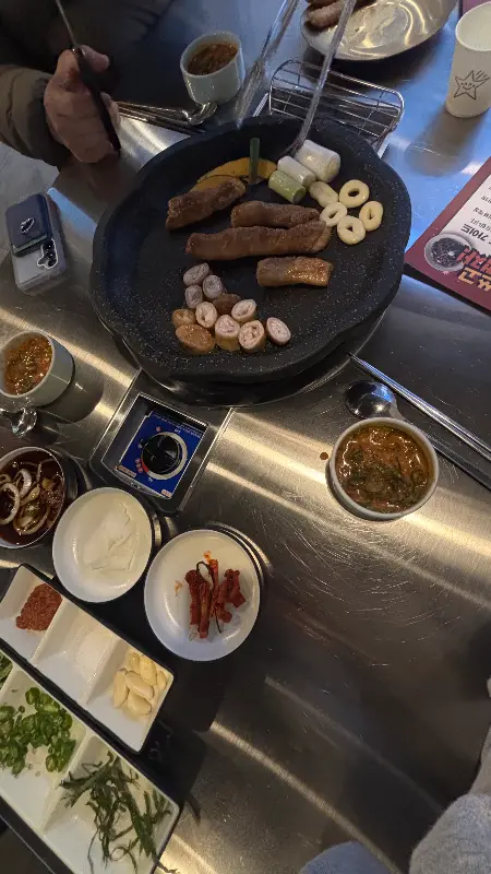 다양한 소스와 곁들임 메뉴들