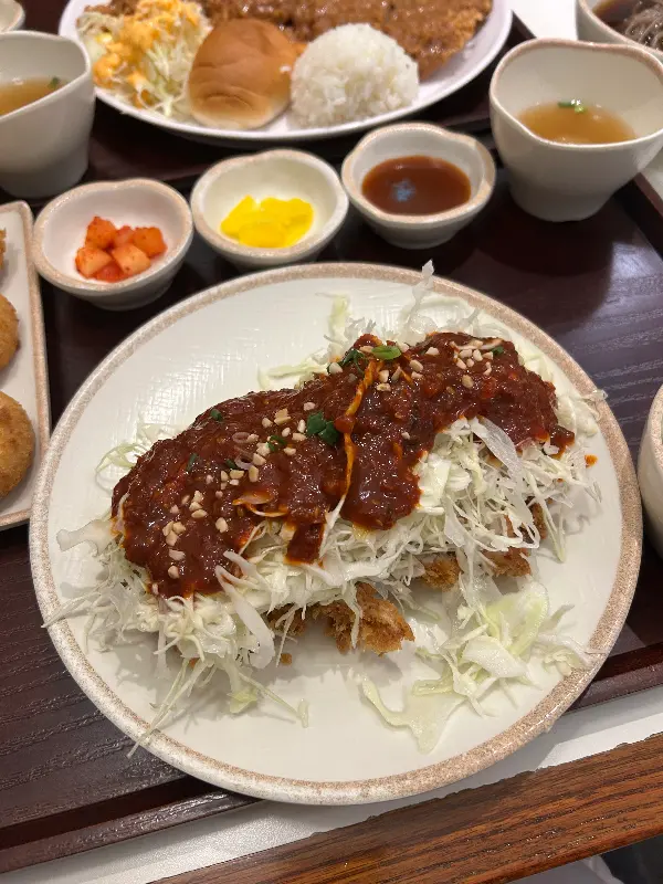 매콤한 소스가 인상적인 돈까스