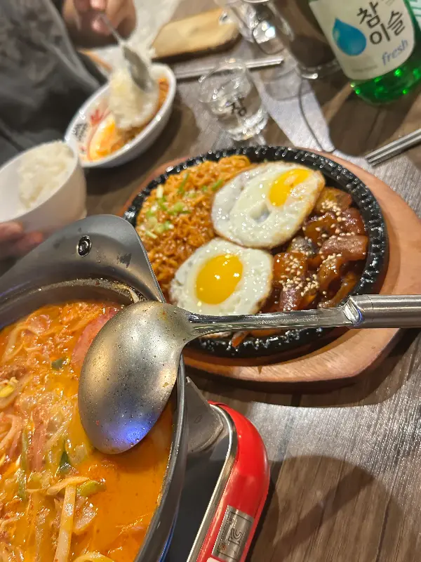 계란 프라이가 올라간 찜닭