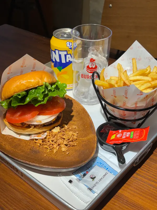 트레이 위에 정갈하게 놓인 수제버거 세트