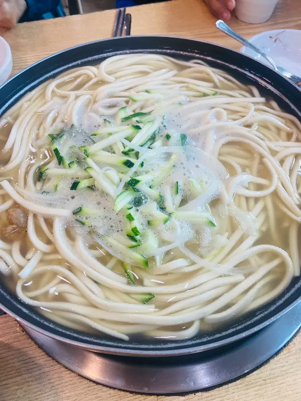 푸짐한 바지락칼국수 한 그릇