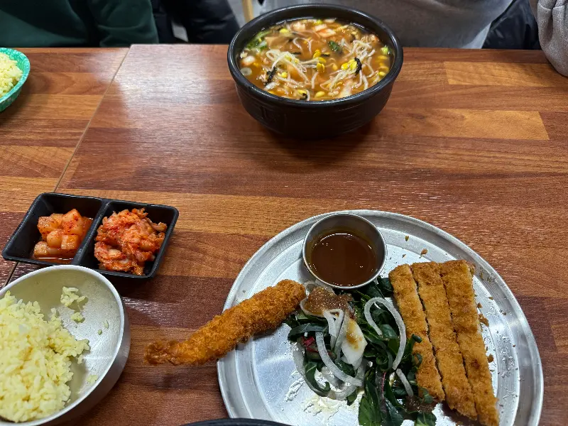 돈까스와 콩나물국밥