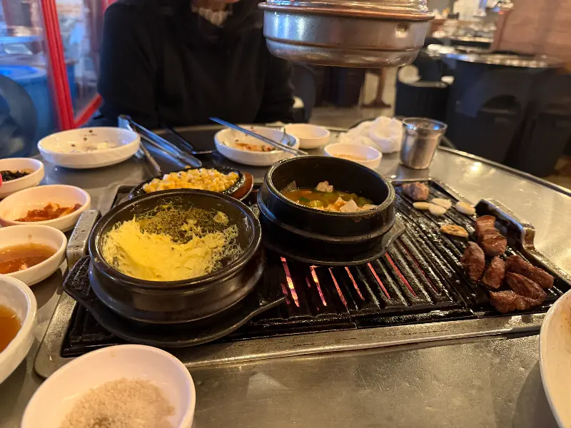 연탄불에 구워지는 삼겹살