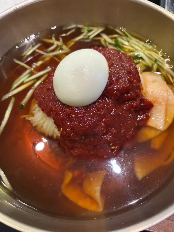 시원한 국물이 일품인 밀면