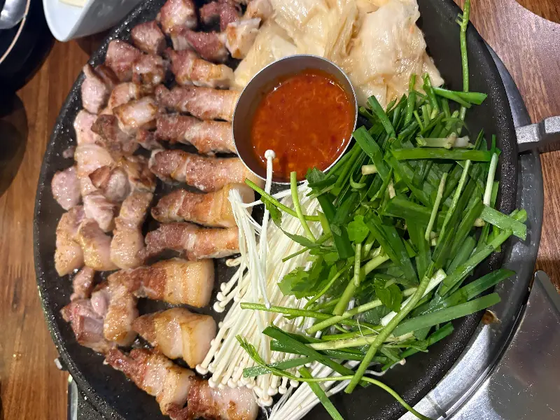 구워져 나온 삼겹살과 함께 제공되는 다양한 채소들