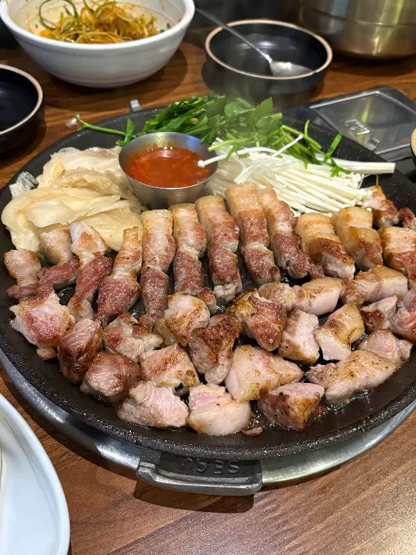 노릇하게 구워져 나온 삼겹살과 목살, 신선한 채소의 조화가 환상적인 오대지 식당의 한판 고기