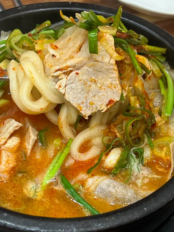 수육 우동 국밥의 모습. 우동 면발과 함께 수육이 푸짐하게 들어 있다.