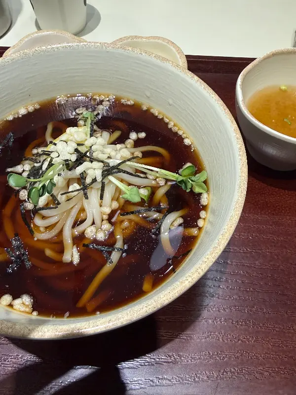 식사 후 깔끔하게 정리된 테이블