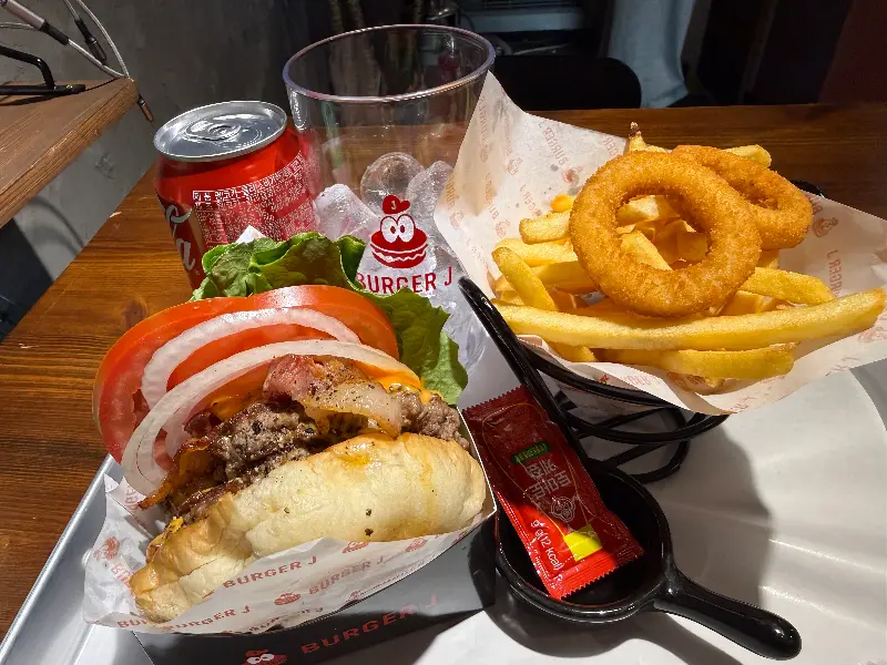 육즙 가득한 패티와 신선한 야채의 조화가 돋보이는 수제버거