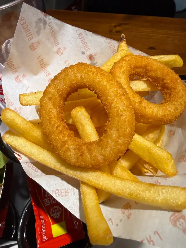 황금빛으로 빛나는 어니언링과 감자튀김