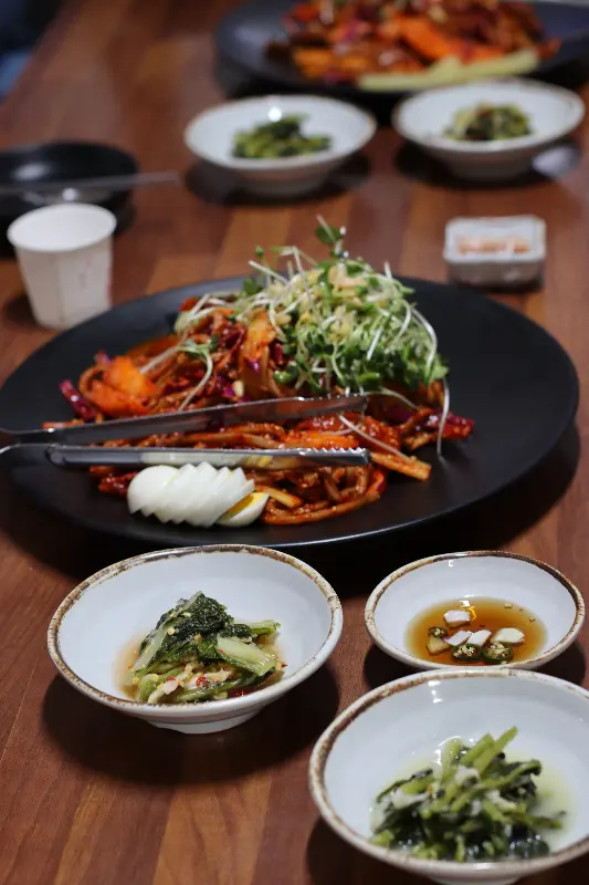 도토리 쟁반국수와 반찬들