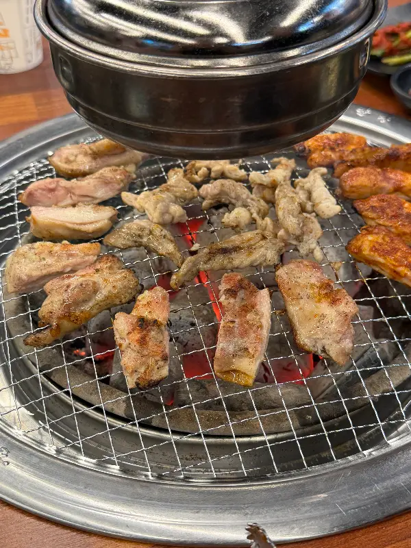 숯불 위에서 맛있게 구워지는 닭갈비