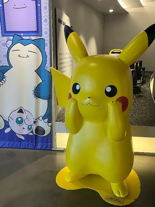 카페 내부에 전시된 피카츄 모형
