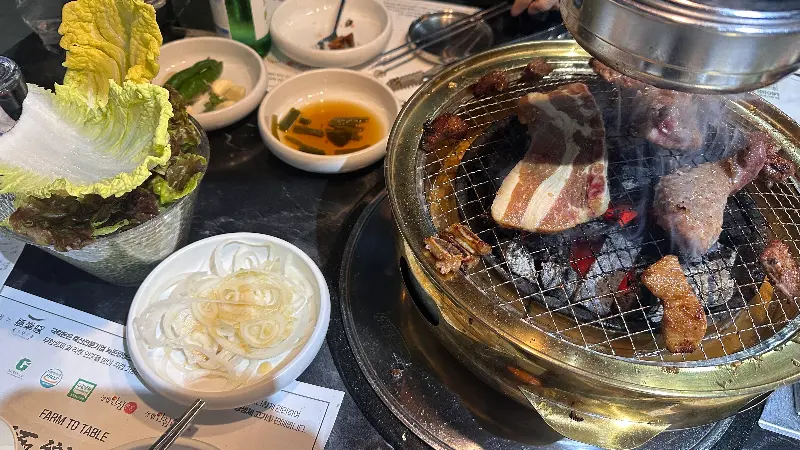 다채로운 밑반찬과 쌈 채소가 풍성한 식탁