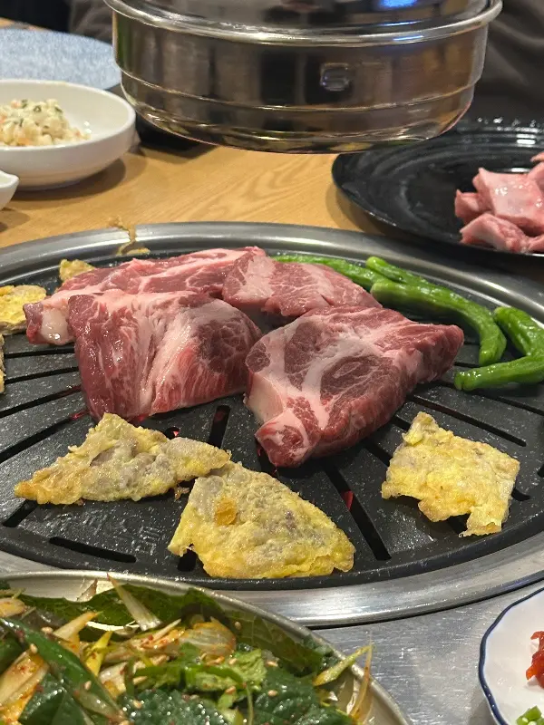 직원들이 직접 구워주는 고기