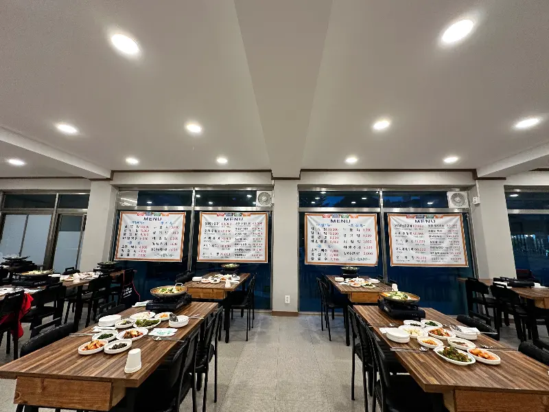 넓고 깨끗한 월랑정 홀 내부