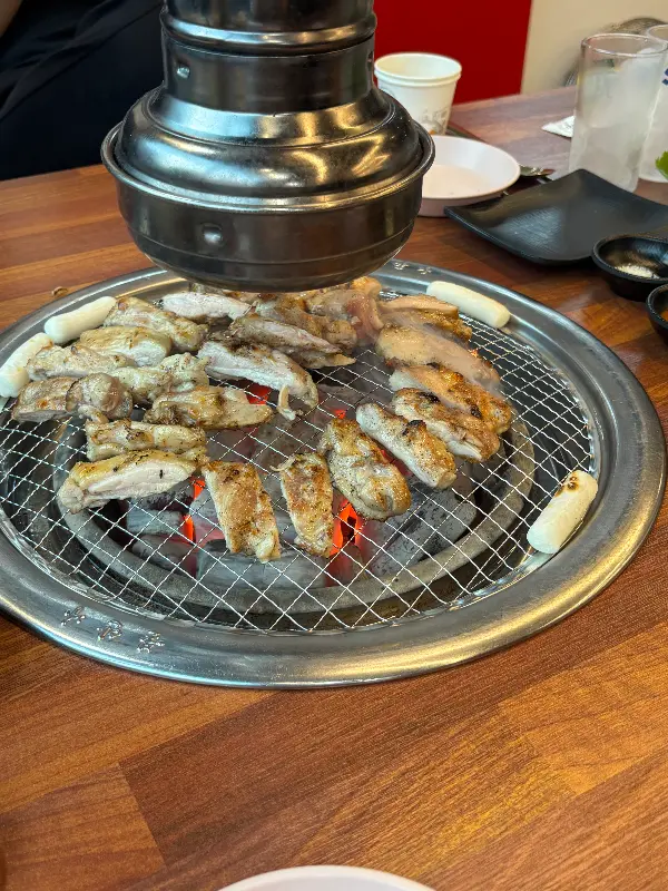 숯불 연기를 빨아들이는 환풍구