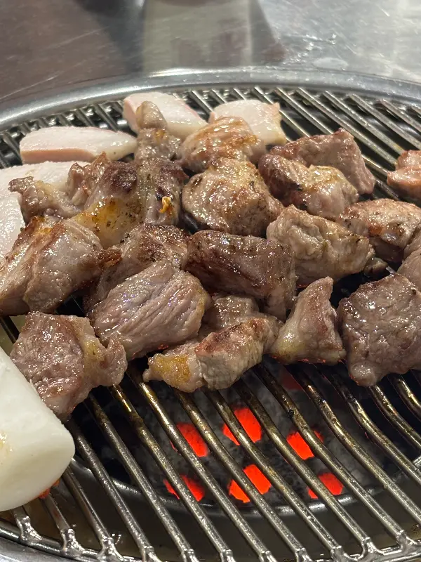 연탄불 위에서 지글지글 익어가는 제주 돼지 오겹살