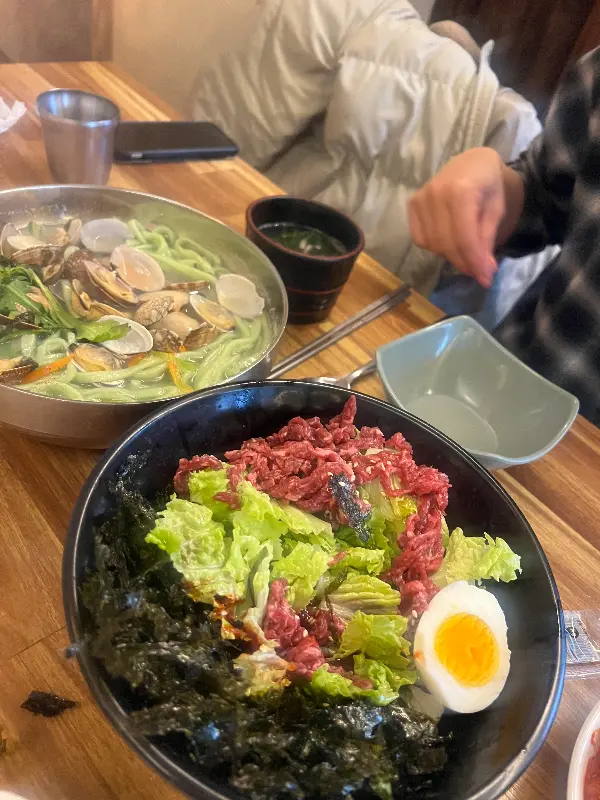 육회비빔밥과 바지락칼국수