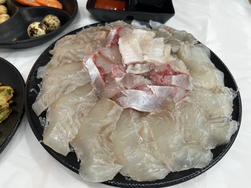 어달막썰어 막썰어회 한 상 차림