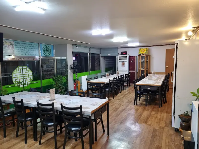 넓은 식당 내부