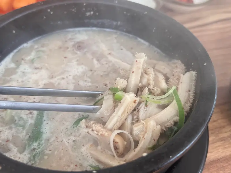 뽀얀 국물의 내장탕