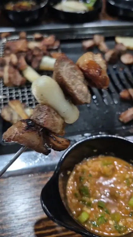 잘 구워진 막창과 떡