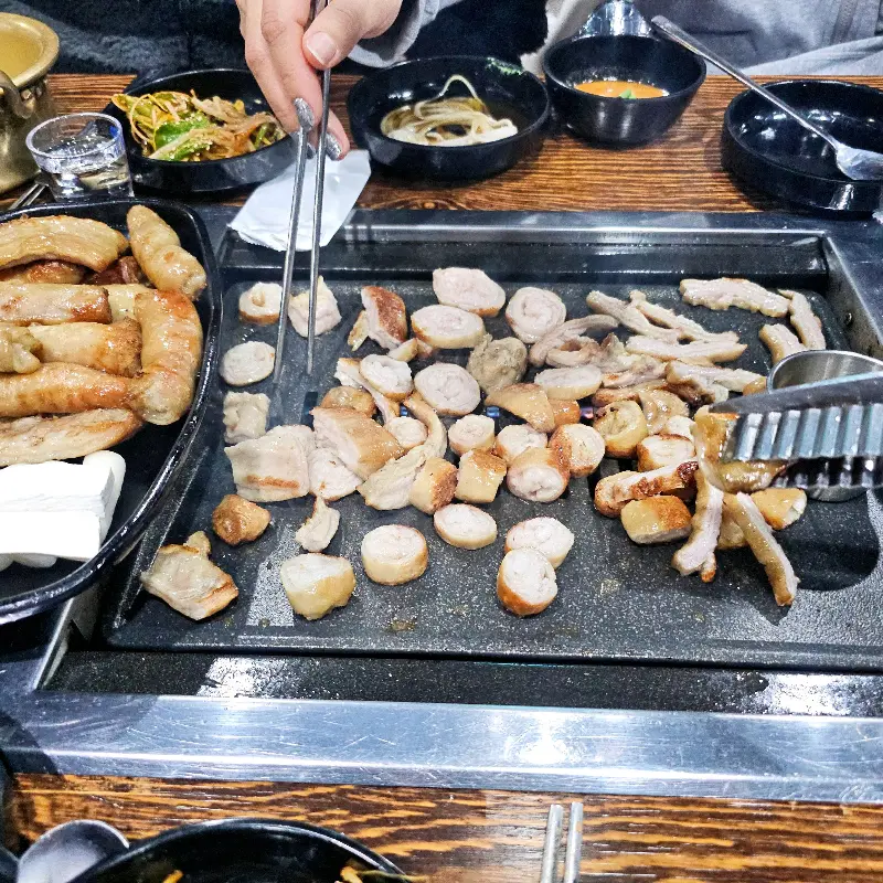 막창을 굽는 모습