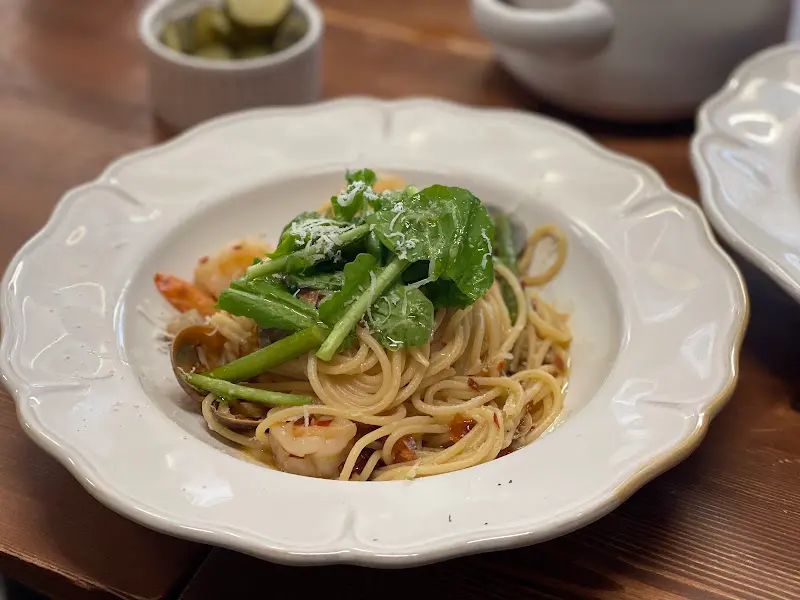 새우와 아스파라거스가 올려진 파스타