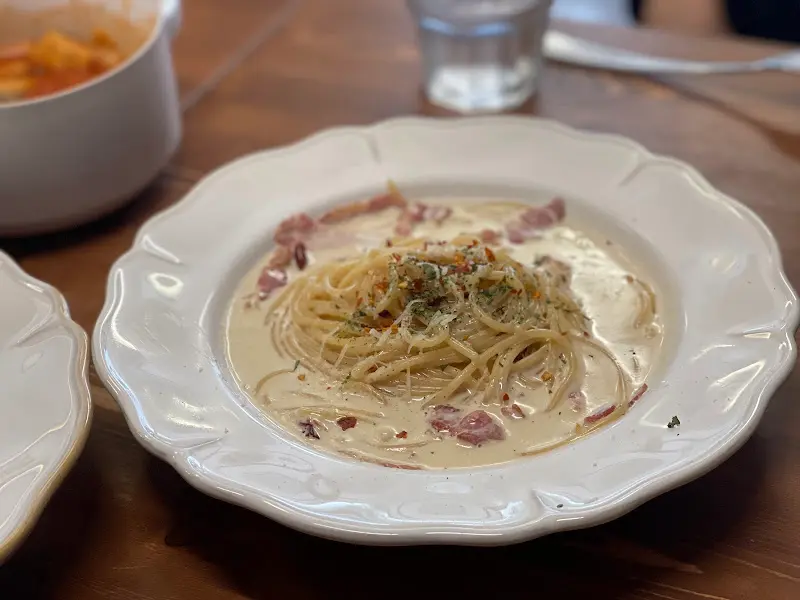 접시에 담긴 까르보나라 파스타