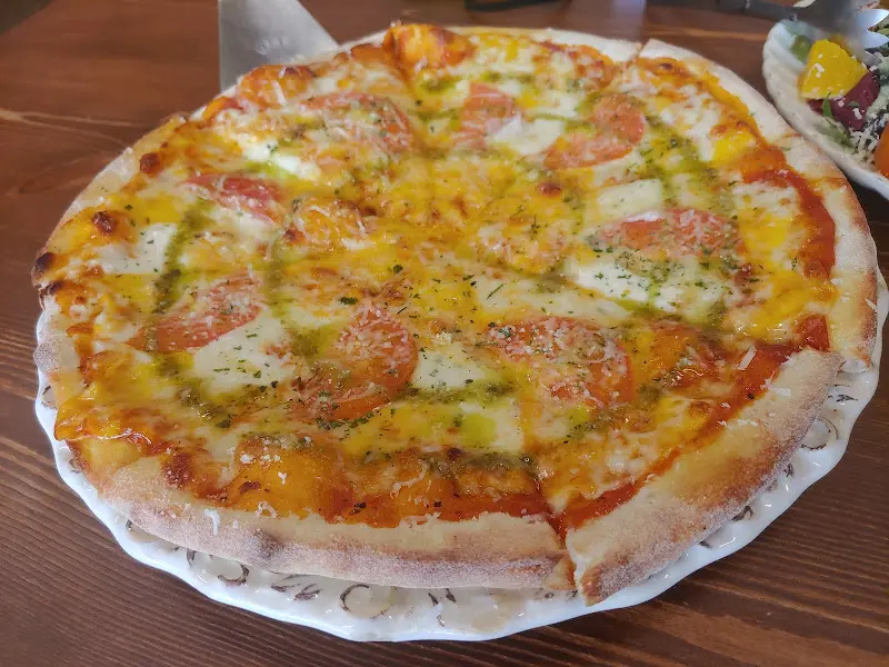 토마토와 채소가 올려진 피자