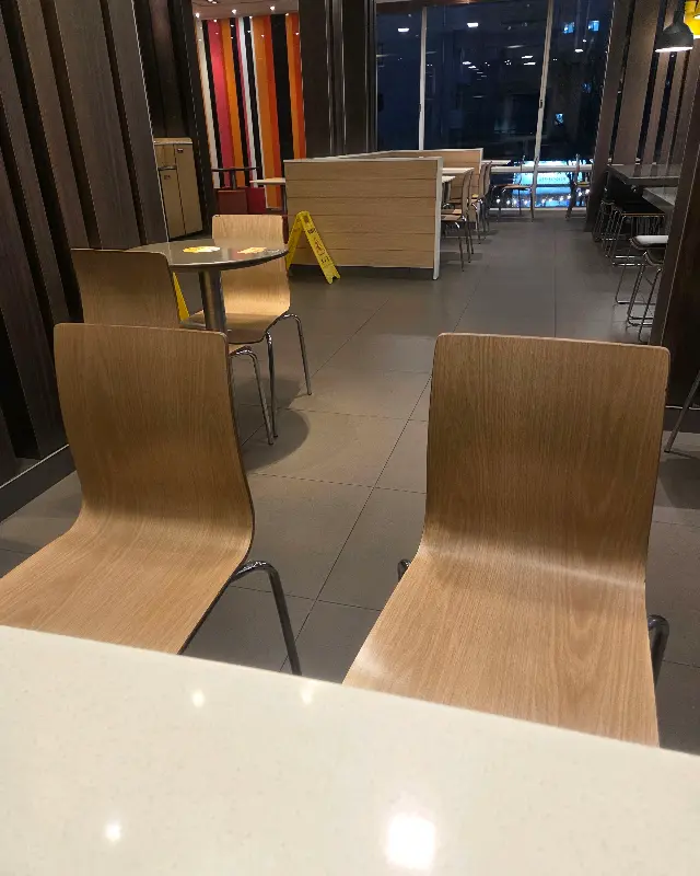 넓고 쾌적한 2층 매장