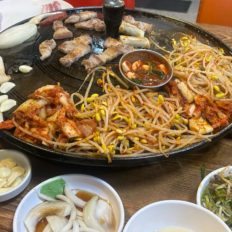 솥뚜껑 삼겹살 풀샷