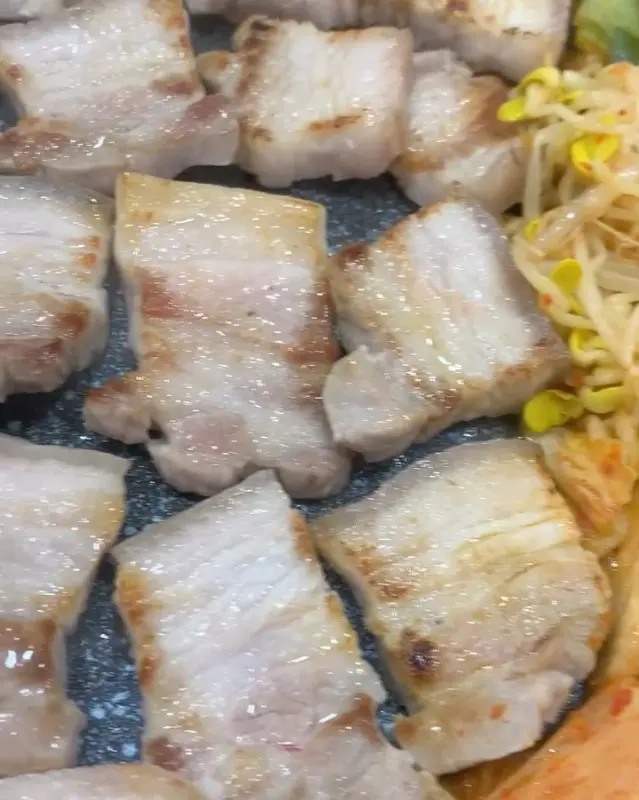 노릇하게 구워진 삼겹살