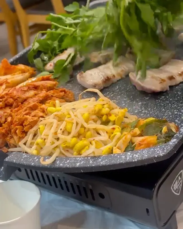 삼겹살, 김치, 콩나물, 미나리의 환상적인 조합