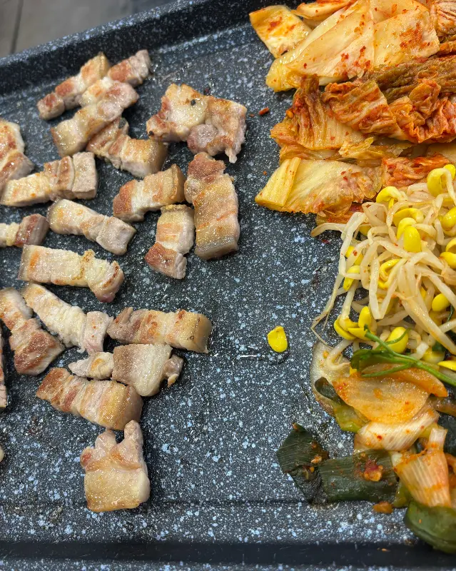 잘 익은 삼겹살과 김치, 콩나물