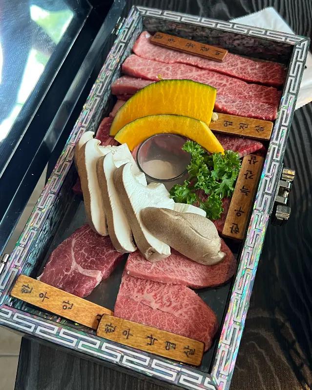 자개함에 담겨 나온 우연가 시그니처