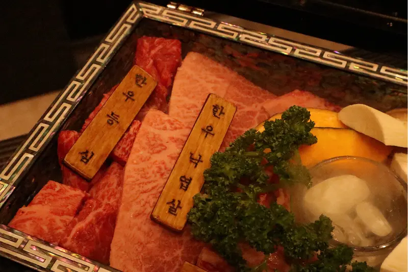 자개함 속 아름다운 마블링의 한우