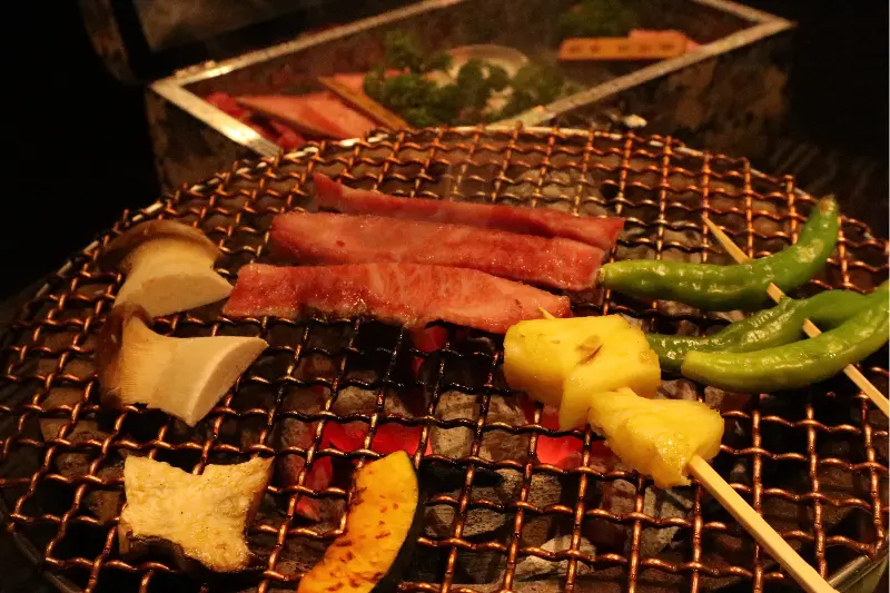 숯불 위에서 익어가는 한우