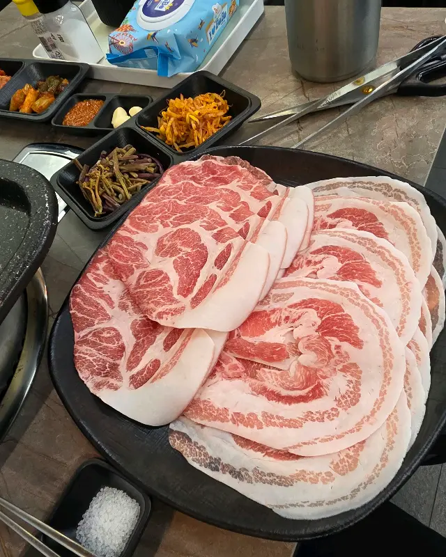 불판 위에 올려진 삼겹살과 목살