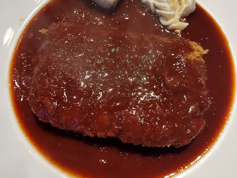 매운 소스 돈가스의 환상적인 조화