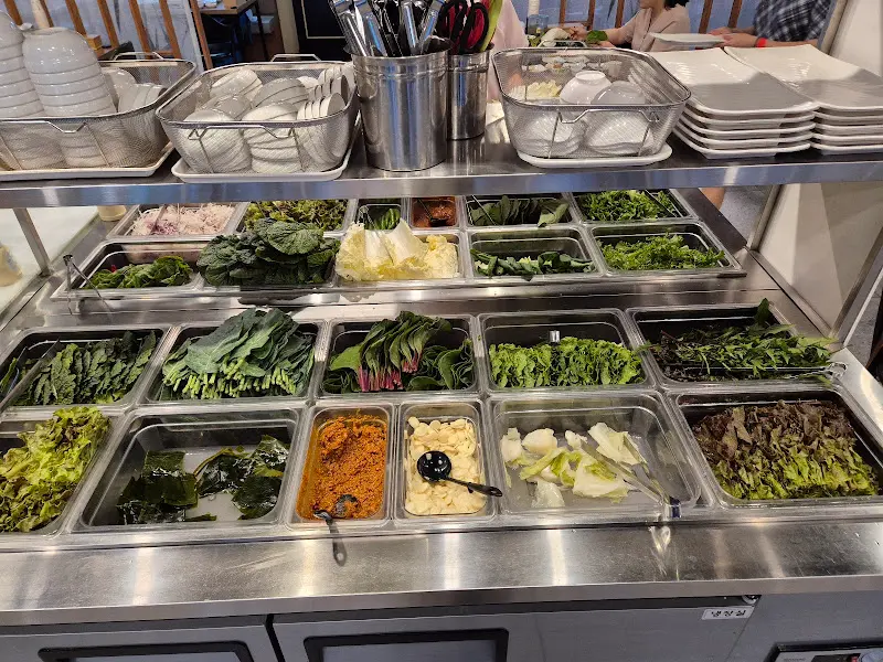 신선한 쌈 채소가 가득한 샐러드바