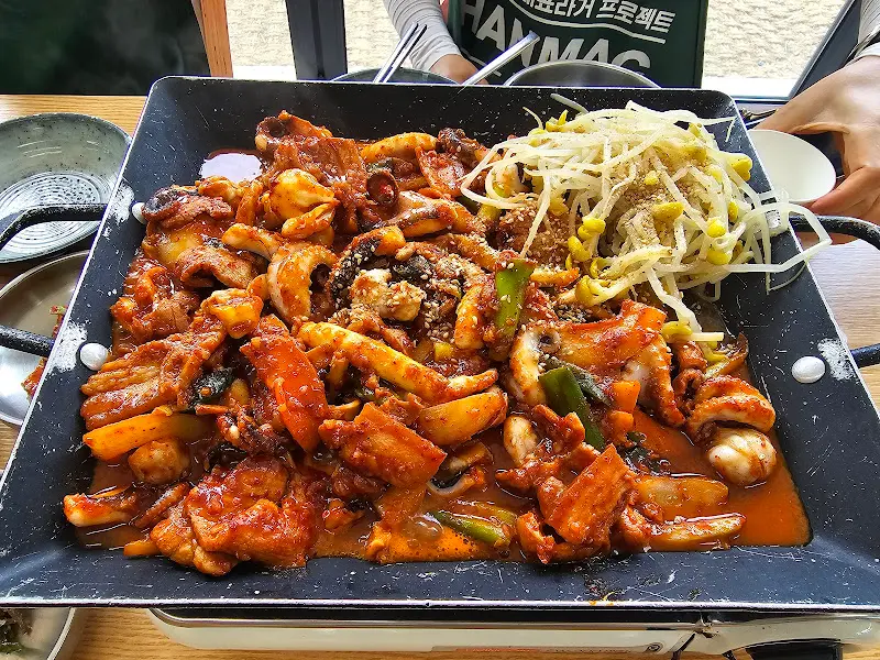 쭈꾸미 삼겹살 볶음 한 상 차림