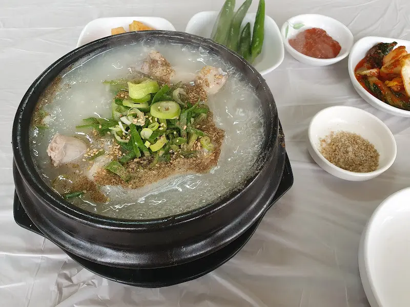 푸짐한 삼계탕 한 상 차림