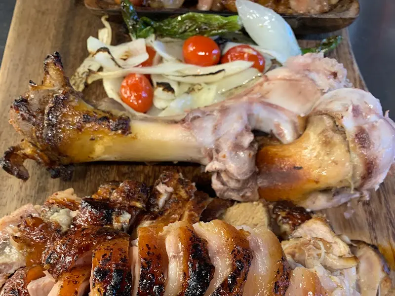 구운 채소와 함께 제공되는 족발