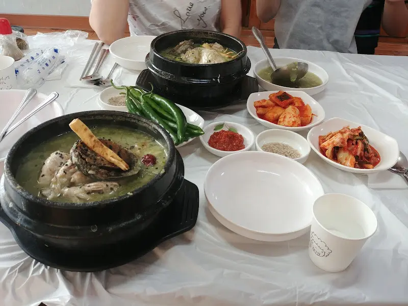 삼계탕과 곁들임 반찬