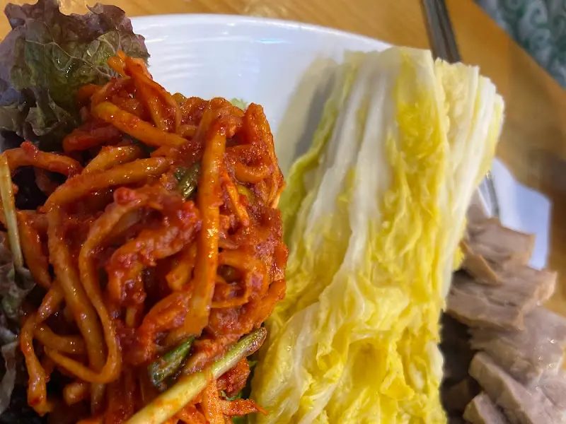 보쌈 김치와 수육의 환상적인 조합