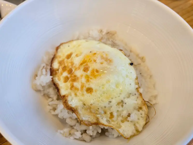 계란 후라이가 올라간 보리밥