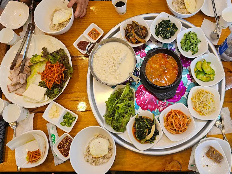 한 상 가득 차려진 음식